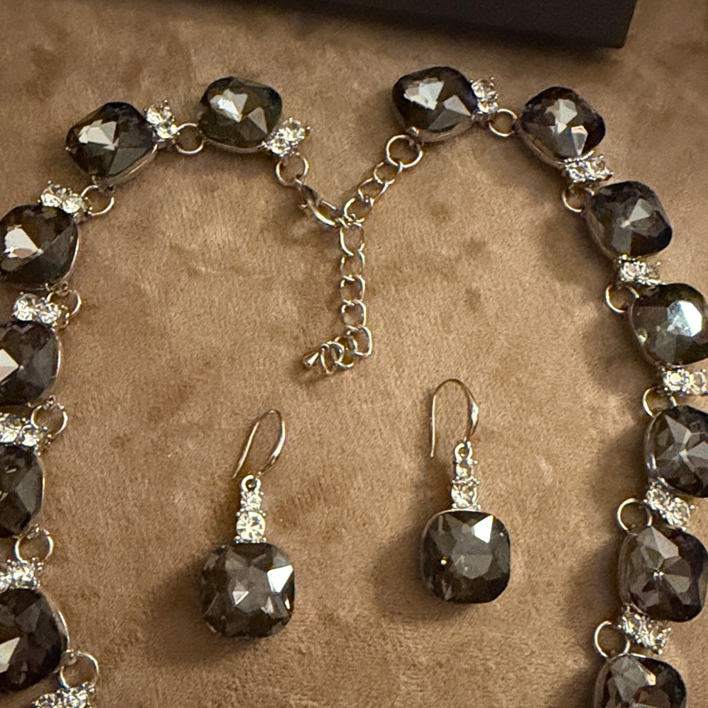 New Sabika Like Charcoal Grey and Clear Swarovski Crystal Jewelry Set - Picture 3 of 4